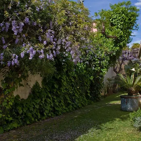 House With Secret Garden In * Pula